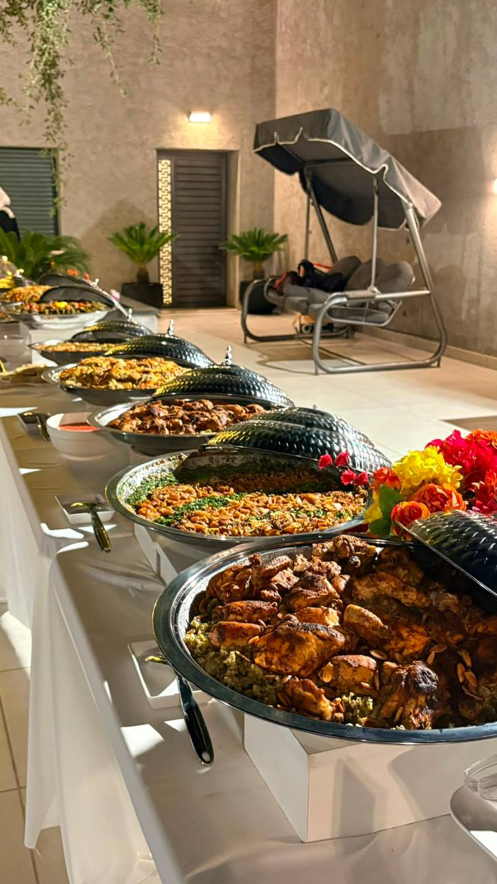 بوفيه أطباق عربية مع الأرز والدجاج