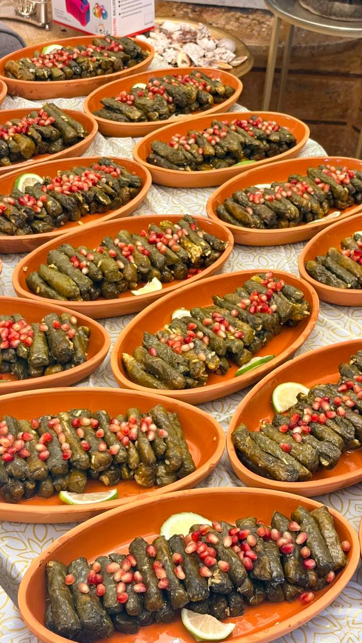 ورق عنب محشي مزين بالرمان